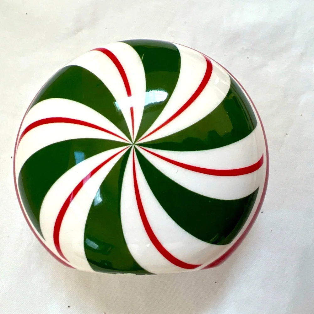Christmas Salt and Pepper Shakers (2) Pier 1 (P1) Vintage Red Green Round Swirl
